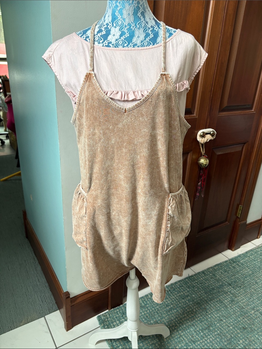 Zenana Outfitters Romper Washed Taupe knit  spaghetti straps V-neck  pockets EUC